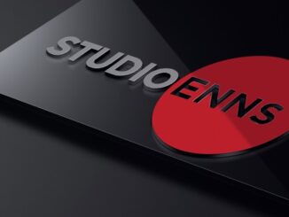 3D LOGO VON STUDIO ENNS - SCHWARZE METALLPLATTE MIT EINER WEITEREN PLATTE UND DARAUF SIND DIE BUCHSTABEN "STUDIO ENNS": ENNS :IST INNERHALB DES ROTEN KREISES