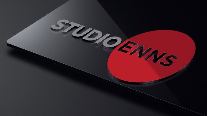 3D LOGO VON STUDIO ENNS - SCHWARZE METALLPLATTE MIT EINER WEITEREN PLATTE UND DARAUF SIND DIE BUCHSTABEN "STUDIO ENNS": ENNS :IST INNERHALB DES ROTEN KREISES